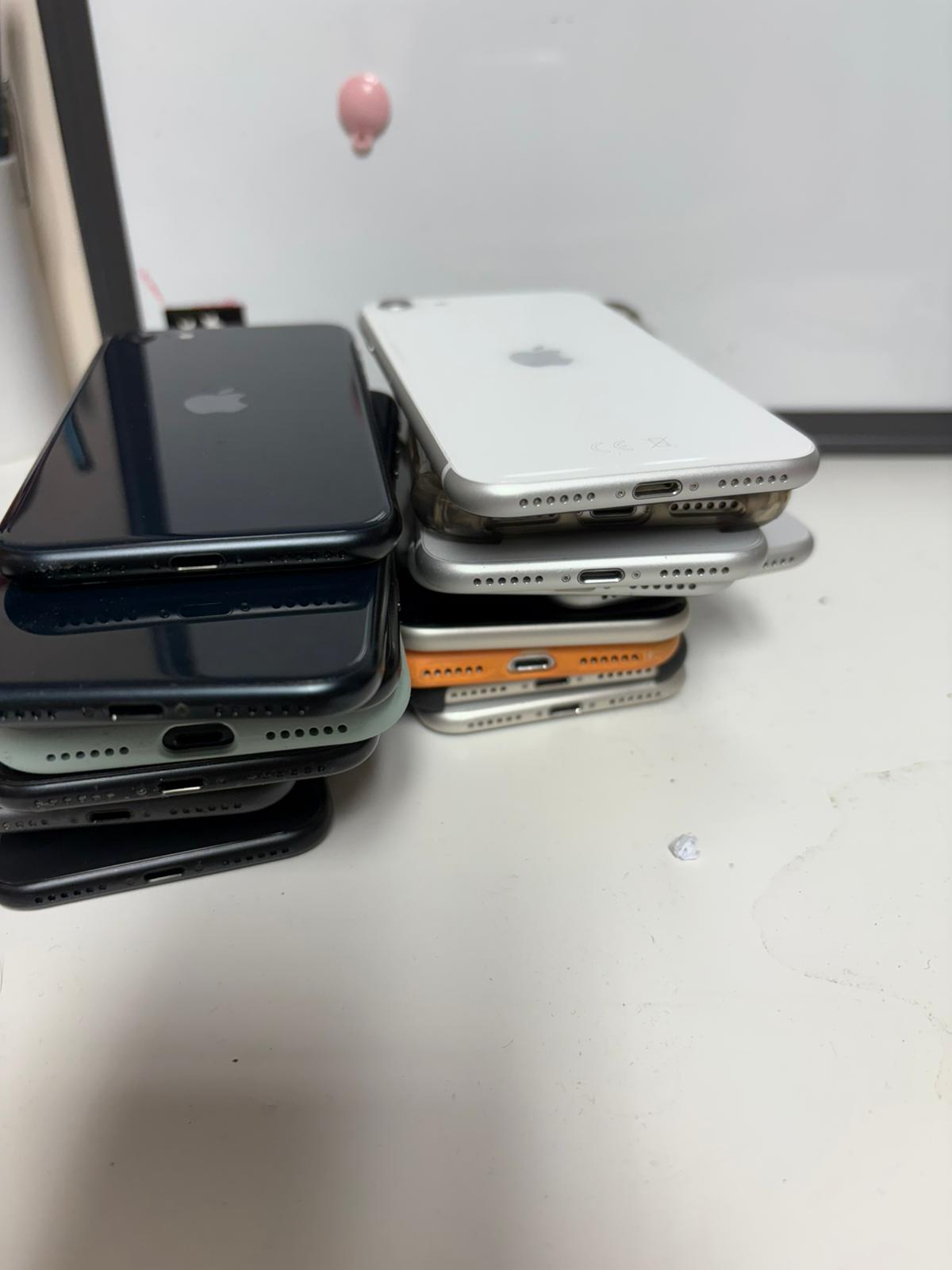 iPhone SE 2020 64GB Refurbished Black/ White